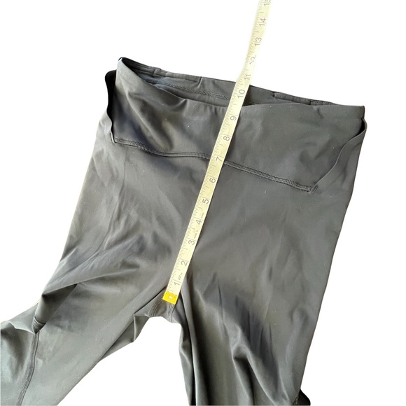 Lululemon women's Cropped Black Athletic Leggings size 4 - Picture 7 of 9